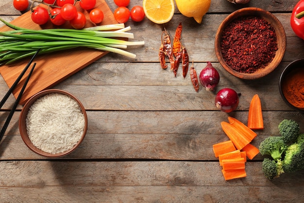 Zestaw przypraw i warzyw na drewnianym blacie